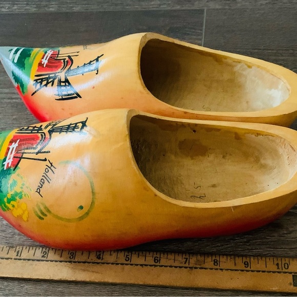 Wooden hand carved shoes - Picture 2 of 10